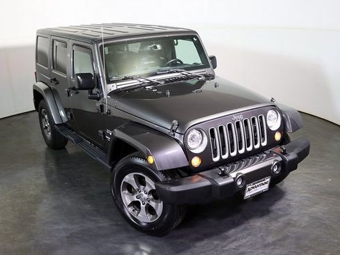Used 2017 Jeep Wrangler Unlimited Sahara w/ Connectivity Group image 7