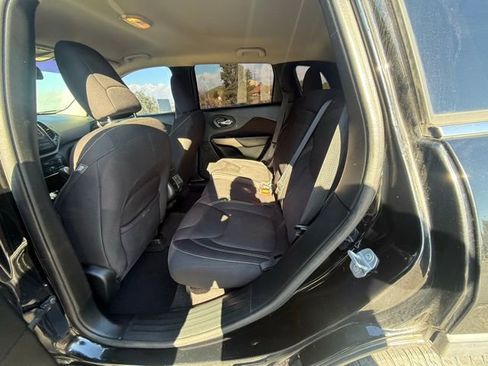 Used 2017 Jeep Cherokee Latitude image 12