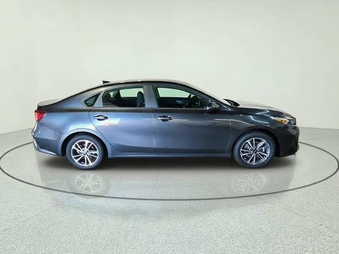 Used 2022 Kia Forte LXS FWD image 2