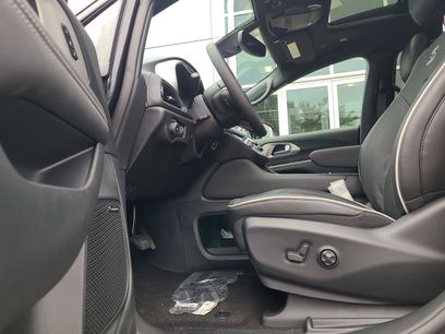 New 2023 Chrysler Pacifica Limited w/ Uconnect Theater Family Group