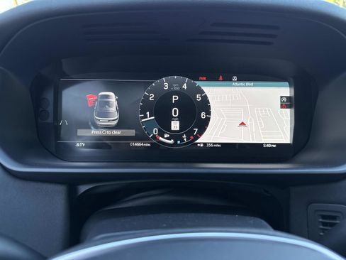 Certified 2025 Land Rover Discovery S image 31