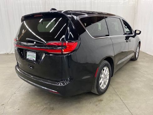 Used 2025 Chrysler Pacifica Select FWD image 6