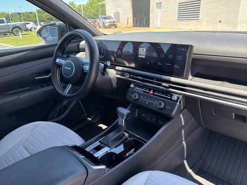 Used 2025 Hyundai Santa Cruz SE FWD image 13