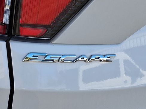 Used 2018 Ford Escape Titanium image 31