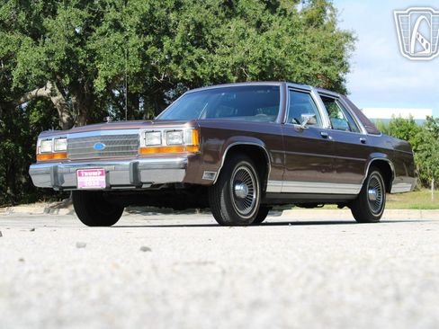 Used 1989 Ford LTD Crown Victoria image 4