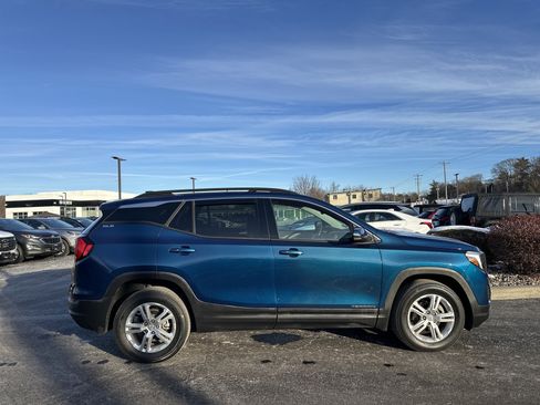 Used 2020 GMC Terrain SLE w/ Driver Convenience Package image 4