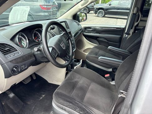 Used 2018 Dodge Grand Caravan SE FWD image 4
