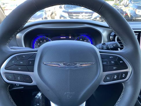 Used 2025 Chrysler Pacifica Select FWD image 14
