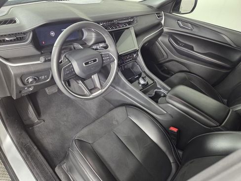 Certified 2024 Jeep Grand Cherokee Altitude image 13