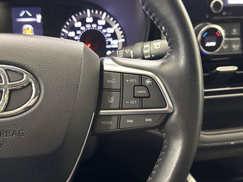 Used 2020 Toyota Highlander LE image 19