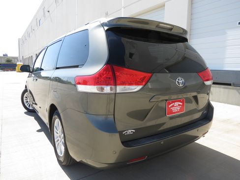 Used 2011 Toyota Sienna XLE w/ XLE Navigation Pkg FWD image 3