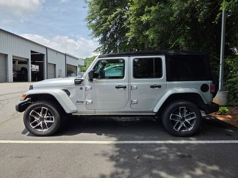 Used 2024 Jeep Wrangler Unlimited w/ Convenience Group AWD/4WD image 3
