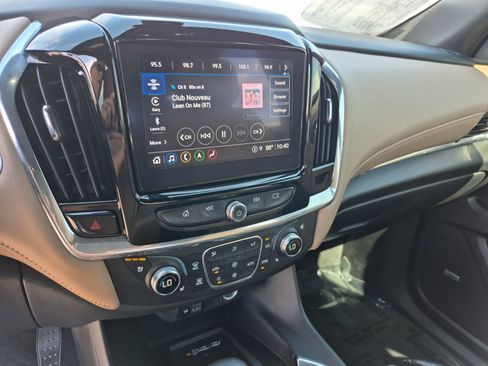 Used 2023 Chevrolet Traverse Premier FWD image 11