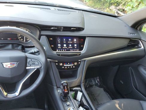 New 2025 Cadillac XT6 Luxury image 16