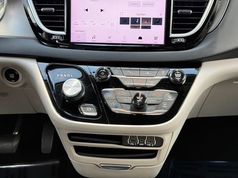 Used 2023 Chrysler Pacifica Touring-L FWD image 27