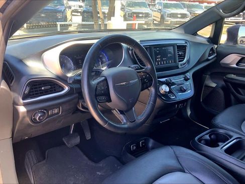 Used 2020 Chrysler Pacifica Touring w/ S Appearance Package FWD image 17