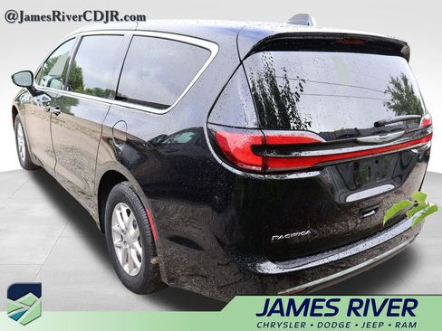 Used 2025 Chrysler Pacifica Select FWD image 18