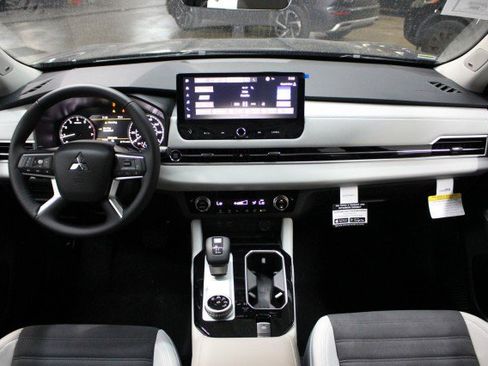 New 2025 Mitsubishi Outlander SE image 20