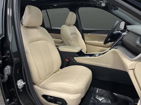 Used 2025 Jeep Grand Cherokee Limited w/ Luxury Tech Group II image 33