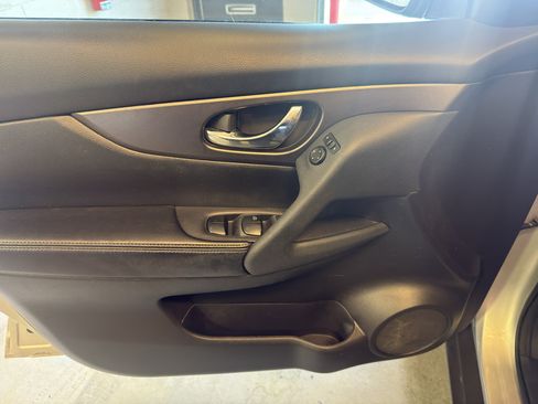 Used 2015 Nissan Rogue SV w/ SV Premium Package image 13