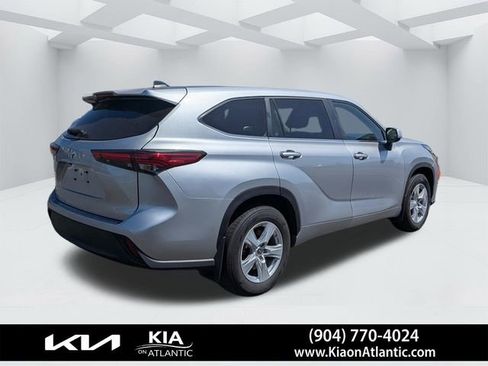 Used 2023 Toyota Highlander L FWD image 3