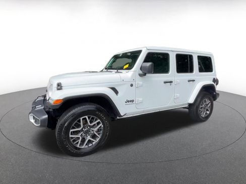 Used 2025 Jeep Wrangler Unlimited Sahara AWD/4WD image 8