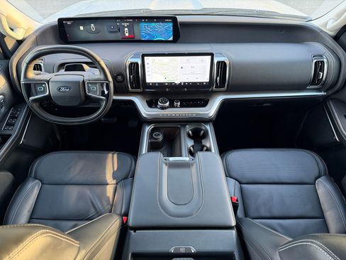 Used 2025 Ford Expedition Platinum image 14