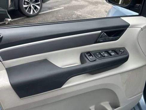 Used 2012 Volkswagen Routan SE FWD image 16