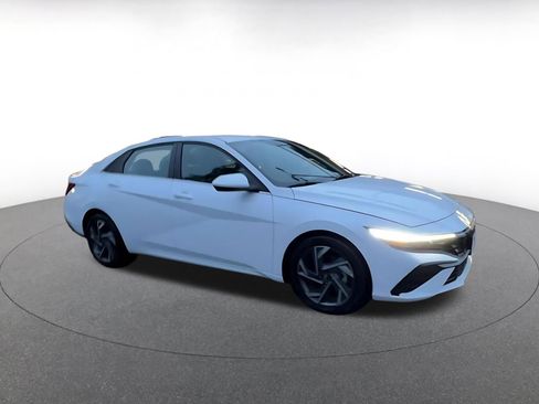 Used 2025 Hyundai Elantra SEL image 2