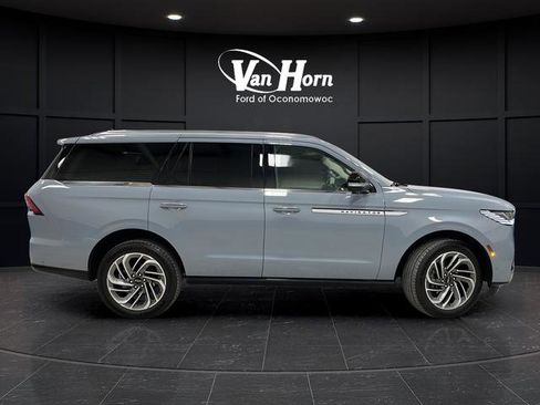 Used 2025 Lincoln Navigator Reserve image 2