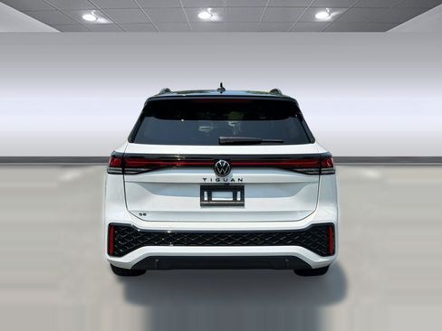 Used 2025 Volkswagen Tiguan SE R-Line FWD image 10