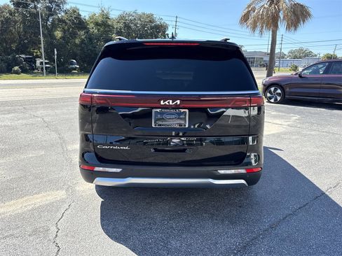 Used 2022 Kia Carnival SX image 4