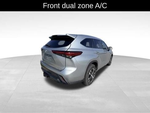 Used 2020 Toyota Highlander XLE AWD/4WD image 5
