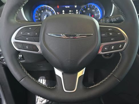 Certified 2025 Chrysler Pacifica Select AWD/4WD image 13