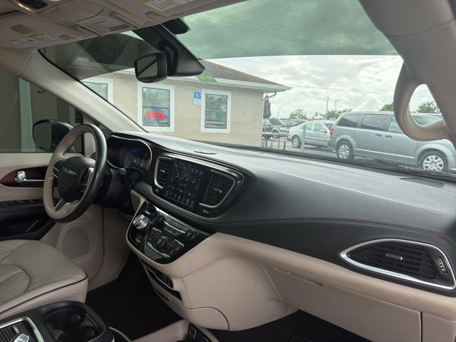 Used 2020 Chrysler Pacifica Limited FWD image 14