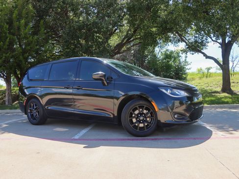 Used 2020 Chrysler Pacifica Touring w/ S Appearance Package FWD image 1