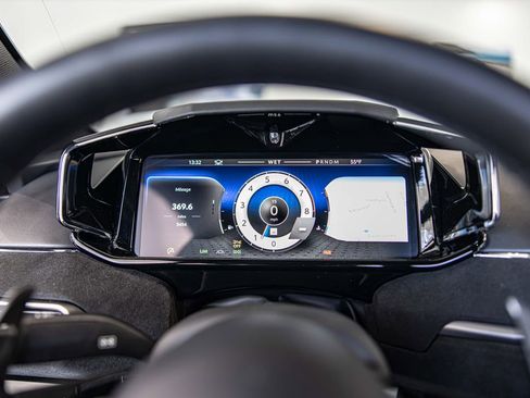 Used 2025 Aston Martin V8 Vantage Coupe image 21