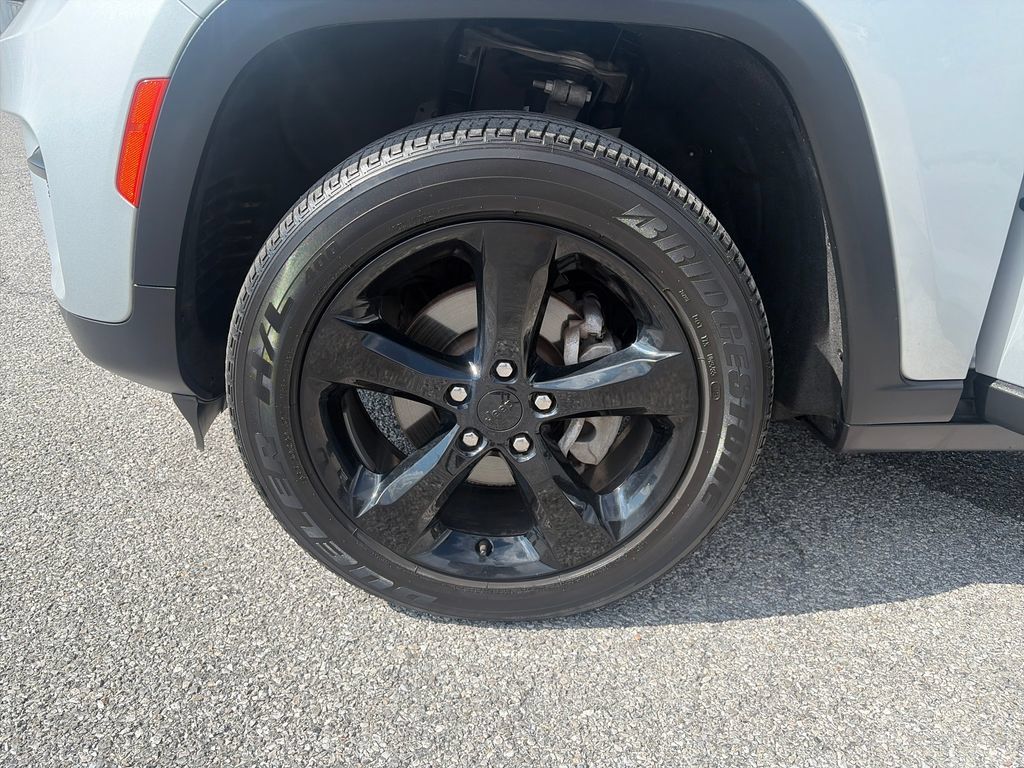 Used 2024 Jeep Grand Cherokee Altitude AWD/4WD image 47