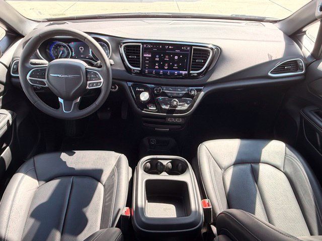Certified 2025 Chrysler Pacifica Select FWD image 13