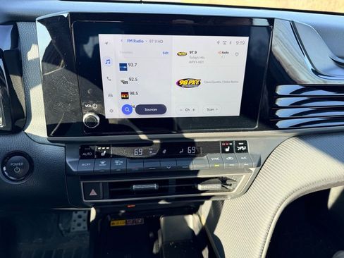 Used 2025 Toyota Camry SE w/ Convenience Package image 5