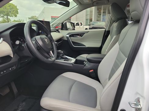 Used 2023 Toyota RAV4 XLE Premium image 11