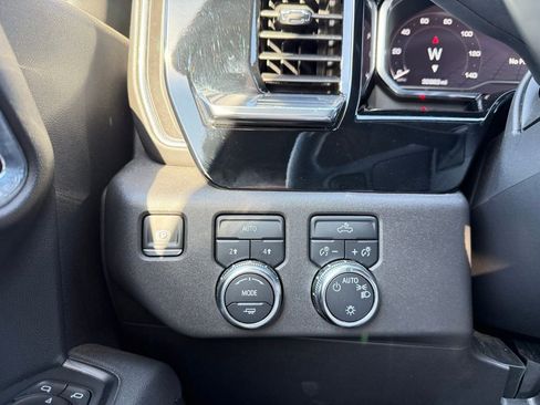 Used 2025 GMC Sierra 1500 SLE AWD/4WD image 13
