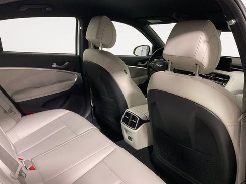 Used 2025 Genesis G70 2.5T image 13