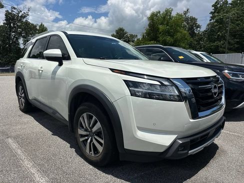 Used 2022 Nissan Pathfinder SL FWD image 1