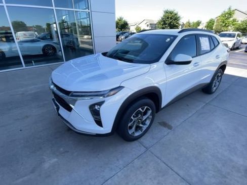 Used 2025 Chevrolet Trax LT FWD image 6