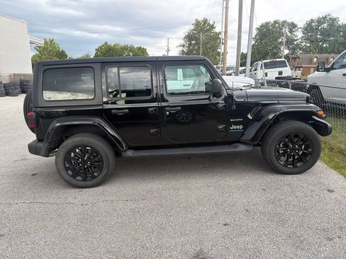 Used 2023 Jeep Wrangler Unlimited Sahara w/ Cold Weather Group AWD/4WD image 5