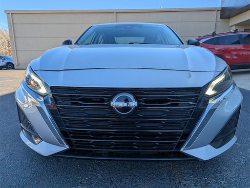 Used 2024 Nissan Altima 2.5 SV image 2