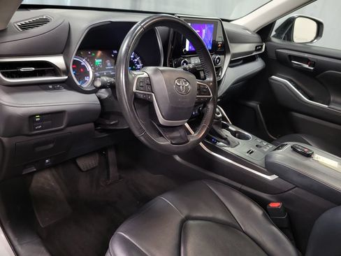 Used 2023 Toyota Highlander XLE AWD/4WD image 16