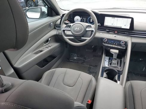 Certified 2025 Hyundai Elantra SEL FWD image 21