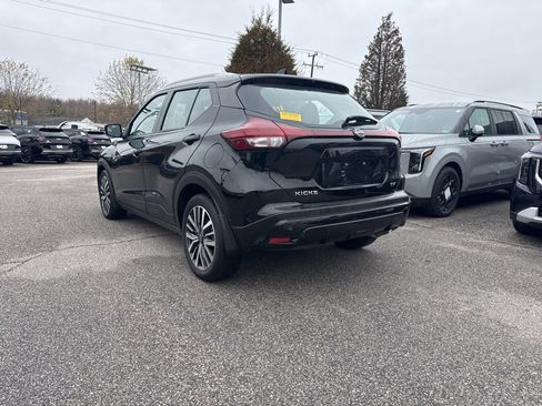 Used 2023 Nissan Kicks SV image 3